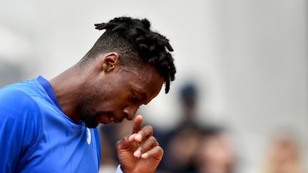 Gaël Monfils lors de son match face à&nbsp;Dominic Thiem, le 3 juin 2019, sur le court central de Roland-Garros, à Paris. (PHILIPPE LOPEZ / AFP)