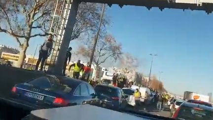 Des policiers ont été pris à partie par des manifestants, le 16 février 2019 à Lyon, lors d'une nouvelle mobilisation des "gilets jaunes". ((TWITTER / ALTERNATIVE POLICE)