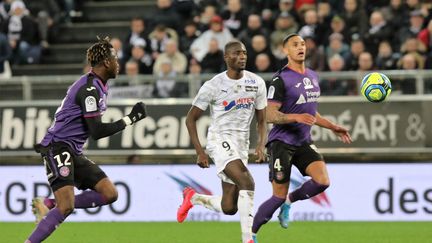 Des joueurs de football lors d'une rencontre entre Toulouse et Amiens, le 2 février 2020 à Amiens. (DOMINIQUE TOUCHART / MAXPPP)