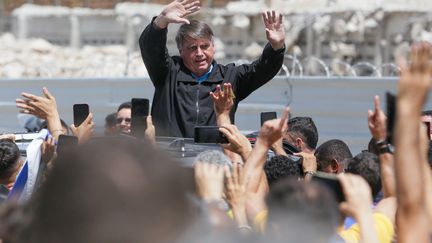 L'ancien président brésilien de la république, Jair Bolsonaro, accueilli par des centaines de sympathisants, le 7 août 2024. (RAFAEL VIEIRA / AGIF)