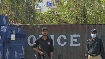 Des policiers montent la garde près du consulat de France&nbsp;à Karachi après une manifestation du parti islamaiste Tehreek-e-Labbaik Pakistan (TLP), le 15 avril 2021. (RIZWAN TABASSUM / AFP)