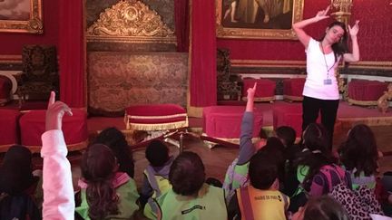 2 500 enfants des centres de loisirs de la région parisienne ont pu visiter le château de Versailles, lundi 24 juillet 2017.&nbsp; (AMAURY DE TONQUÉDEC / RADIOFRANCE)