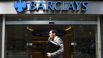 Un homme passe devant une agence de la Barclays Bank &agrave; Londres, le 28 juin 2012. (OLIVIA HARRIS / REUTERS)