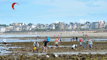  (Lundi, les pêcheurs profitaient déjà de la grande marée (coefficient 101) à Saint-Malo © Maxppp)