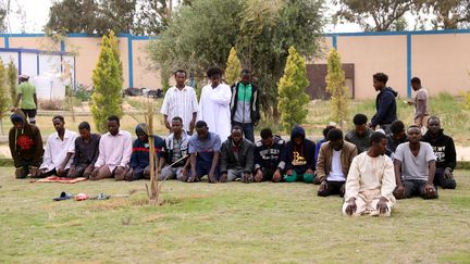 Des migrants durant la prière dans le camp de Zawiya à l'ouest de Tripoli, le 26 avril 2019. (HANI AMARA / X03394)