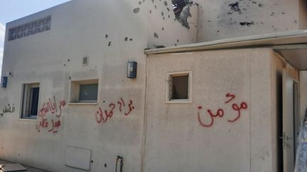 Une maison du kibboutz de Be'eri porte les stigmates de l'attaque du Hamas du 7 octobre 2023, impacts de balles et tags. (FARIDA NOUAR / RADIO FRANCE)