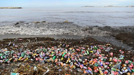 Des déchets&nbsp;ont ruisselé jusqu'à la mer avec les fortes pluies à Marseille, le 5 octobre 2021. (NICOLAS TUCAT / AFP)