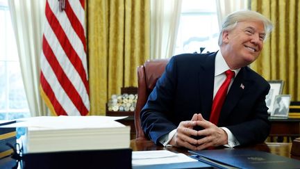 Donald Trump dans son bureau de la Maison blanche, à Washington, aux États-Unis, le 22 décembre 2017. (JONATHAN ERNST / REUTERS)