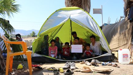 Les migrants arriv&eacute;s &agrave; Kos (Gr&egrave;ce) sont pour la plupart de jeunes hommes entre 20 et 30 ans. Mais des familles enti&egrave;res, fuyant la guerre en Syrie, les attentats en Irak ou les attaques des talibans en Afghanistan, empruntent &eacute;galement les chemins de l'exil. (BENOIT ZAGDOUN / FRANCETV INFO)