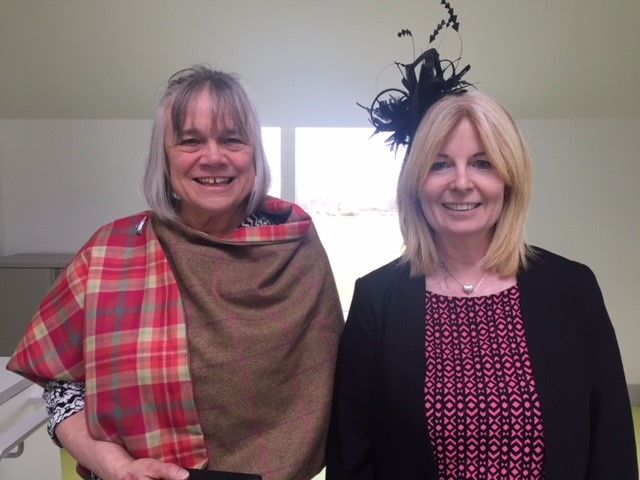 Helen Houston, "membre du public" invitée au mariage royal, drapée dans le tartan qu'elle portera pour l'occasion, aux côtés de sa collègue Beverley Hill, le 13 avril 2018 à Ardgay (Ecosse). (HELEN HOUSTON)