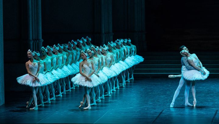 La géométrie du "Lac des cygnes" dans la version chorégraphiée de Rudolf Noureev, à l'Opéra Bastille le 18 juin 2024. (YONATHAN KELLERMAN)