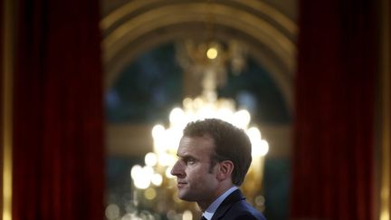 Emmanuel Macron, au palais de l'Elysée le 27 avril 2018. (CHRISTIAN HARTMANN / POOL)