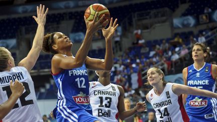 Marielle Amant, enfermée au milieu de trois joueuses canadiennes (OZAN KOSE / AFP)