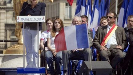 Marine Le Pen, présidente du Front National, devant la statue de Jeanne d'Arc, à Paris, le 1er mai 2011 (AFP/Joël SAGET)