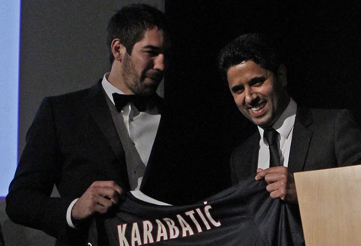 Nicolas Karabatic&nbsp;(G) et Nasser Al-Khelaifi lors de la remise du Prix de la &nbsp;Personnalit&eacute; Sport Business&nbsp;au si&egrave;ge de TF1, &agrave; Boulogne-Billancourt, le 9 f&eacute;vrier 2012. Le premier rejoint le club d'Al-Sadd pour le Super Globe tandis que le second est le nouveau propri&eacute;taire du Paris Handball. (ALEXANDER KLEIN / AFP)