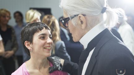 La créatrice Marine Serre, prix LVMH 2017, avec Karl Lagerfeld
 (Courtesy of LVMH )