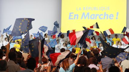 Des militants de La République en marche, le 8 juillet à Paris, lors d'un meeting du parti. (FRANCOIS GUILLOT / AFP)