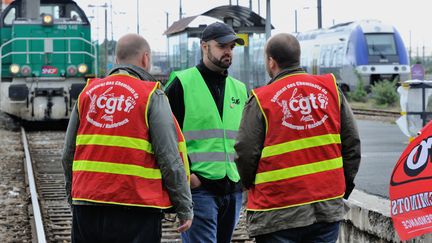 Des syndicalistes de la CGT et de SUD-Rail en gare de Dunkerque (Nord), le 16 juin 2014. (PHILIPPE HUGUEN / AFP)