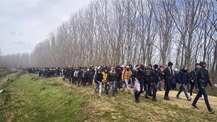 Des migrants marchent en Turquie vers la frontière avec la Grèce, le 2 mars 2020. (HAKAN MEHMET SAHIN / ANADOLU AGENCY / AFP)