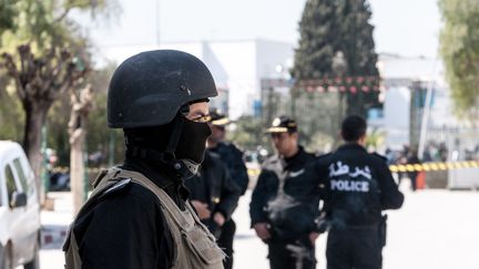 La police tunisienne reste d&eacute;ploy&eacute;e devant le mus&eacute;e du Brado de Tunis (Tunisie), jeudi 19 mars, au lendemain de l'attaque meurtri&egrave;re men&eacute;e contre le b&acirc;timent. (AMINE LANDOULSI / ANADOLU AGENCY / AFP)