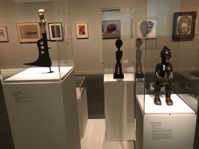 Couteau avec manche en ivoire de République démocratique du Congo, figure masculine baoulé de cote d'ivoire, envoyée par Paul Guillaume à la première exposition Dada en 1917, et statuette féminine, Gouro de Côte d'Ivoire.  (Alain Chémali)