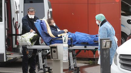 Un patient pris en charge à l'hôpital Henri-Mondor de Créteil (Val-de-Marne), le&nbsp;3 avril&nbsp;2020. (LUDOVIC MARIN / AFP)