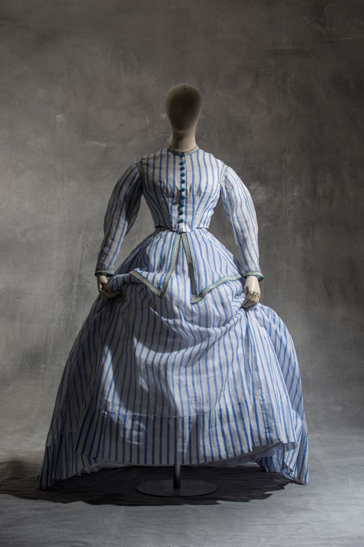 Robe à transformation, 1868-1872, organdi de coton 
 (Jean Tholance, Les Arts Décoratifs, Paris, collection UFAC)