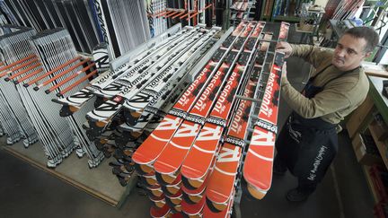 Dans l'usine de fabrication de skis Rossignol, &agrave; Saint-Jean-de-Moirans (Is&egrave;re), le 15 mars 2011. (ROBERT PRATTA / REUTERS)