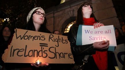 Des femmes manifestent &agrave; Dublin (Irlande) pour r&eacute;clamer le droit &agrave; l'avortement, le 14 novembre 2012, &agrave; la suite de la mort de Savita&nbsp;Halappanavar, d&eacute;c&eacute;d&eacute;e apr&egrave;s une fausse couche. (PETER MUHLY / AFP)