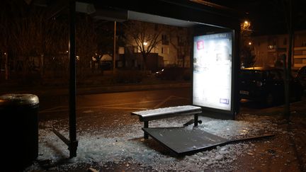 Un abribus dégradé, à Argenteuil (Val d'Oise), le 12 février 2017. (JOE KLAMAR / AFP)