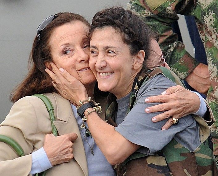 Ingrid Betancourt retrouve sa mère, Yolanda Pulecio, le 2 juillet 2008, à son arrivée à l'aéroport de Bogota
 (RODRIGO ARANGUA / AFP)