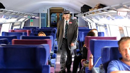 Un contr&ocirc;leur SNCF dans un TGV &agrave; destination de Paris, le 15 avril 2011. (GERARD JULIEN / AFP)