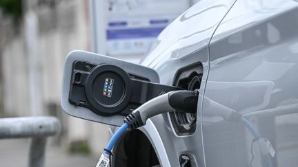 Un véhicule électrique en pleine recharge. (DENIS CHARLET / AFP)