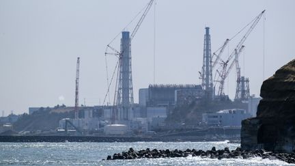 La centrale de Fukushima vue depuis la côte de Futaba, le 10 mars 2021. (KAZUHIRO NOGI / AFP)