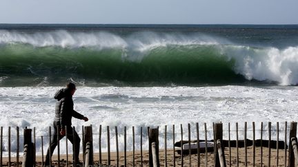 Une tempête touche les plages d'Ajaccio (Corse), le 10 février 2016. (MAXPPP)