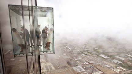 The Ledge, cabine d'observation en verre situ&eacute;e au 103e &eacute;tage d'un gratte-ciel de Chicago (Illinois), est pr&eacute;sent&eacute;e &agrave; la presse le 1er juillet 2009. (SCOTT OLSON / GETTY IMAGES NORTH AMERICA / AFP)