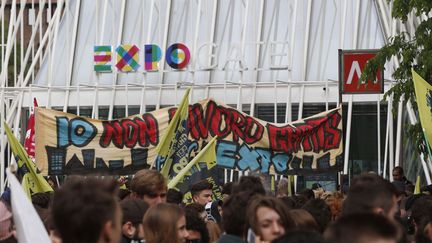 Des manifestants devant l'entrée de l'Exposition universelle à Milan (30 avril 2015)
 (Luca Bruno / AP Photo))