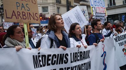 Des médecins libéraux manifestent à Paris, le 5 janvier 2023. (MYRIAM TIRLER / HANS LUCAS / AFP)