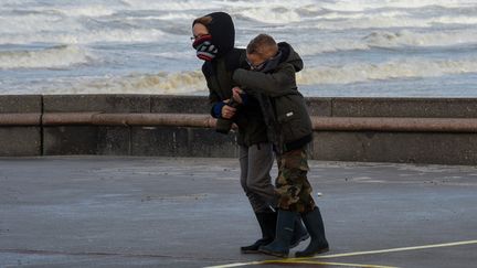 Des promeneurs sur&nbsp;la digue de Wimereux (Pas-de-Calais) lors du passage de la tempête Eleanor, le 3 janvier 2018. (FRANCOIS LO PRESTI / AFP)