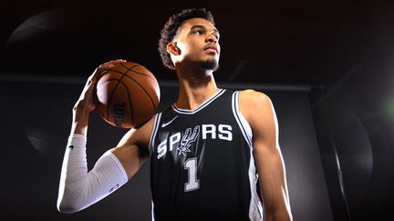 La star des Spurs, Victor Wembanyama, à l'occasion du media day de pré-saison NBA, le 30 septembre 2024 à San Antonio (Etats-Unis). (PATRICK T. FALLON / AFP)