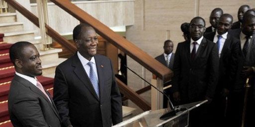 Guillaume Soro et Alassane Ouattara lors de la démission du Premier ministre, à Abidjan, le 8 mars 2012 (AFP/SIA KAMBOU)