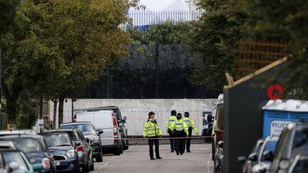 Des policiers britanniques&nbsp;près de la station de métro Parsons Green, à Londres (Royaume-Uni), après un attentat, le 15 septembre 2017. (ADRIAN DENNIS / AFP)