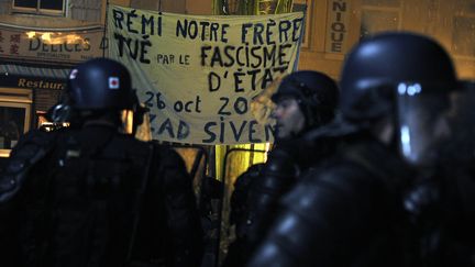 Des manifestants expriment leur col&egrave;re apr&egrave;s la mort de R&eacute;mi, un militant de 21 ans, &agrave; Gaillac (Tarn), le 26 octobre 2014. (PASCAL PAVANI / AFP)