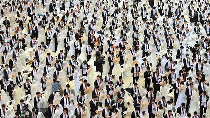 3500 couples, tous vêtus à l'identique, lors d’un mariage de masse organisé au quartier général de l'Eglise de l'Unification à Gapyeong, à l'est de Séoul en Corée du Sud, le 17 Février 2013. (AFP PHOTO / KIM Jae-Hwan)