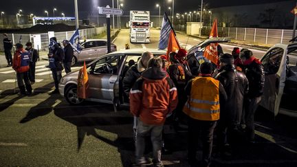 Des conducteurs de poids lourds bloquent des camions&nbsp;pr&egrave;s de Lyon-Corbas (Rh&ocirc;ne), le 18 janvier 2015. (JEAN-PHILIPPE KSIAZEK / AFP)