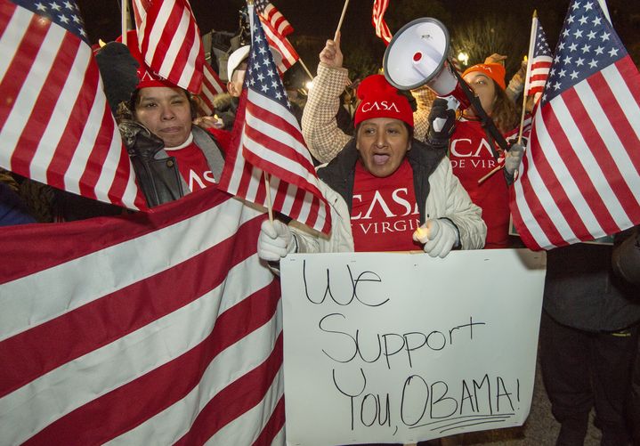 "Nous te soutenons Barack Obama", peut-on lire sur les pancartes des manifestants install&eacute;s devant la Maison blanche &agrave; Washington (Etats-Unis), le 20 novembre 2014, au moment o&ugrave; le pr&eacute;sident am&eacute;ricain pr&eacute;sente son plan sur l'immigration. (PAUL J. RICHARDS / AFP)