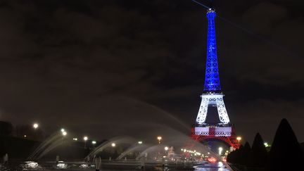 La Tour Eiffel illuminée aux couleurs du drapeau français, lundi 16 novembre 2015.
 (Alain Jocard / AFP)