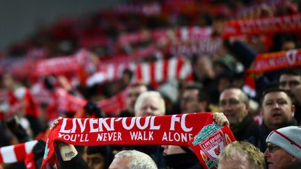 Des écharpes sont brandies par des supporters de Liverpool, le 10 novembre 2019, à Liverpool (Royaume-Uni). (JAVIER GARCIA/BPI/REX/SIPA)