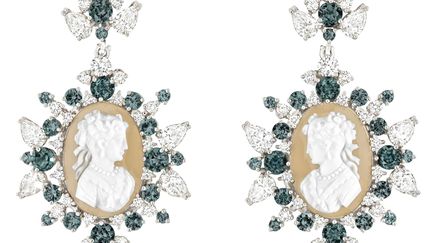 Boucles d'oreilles « Coffret de Victoire » de Dior en or blanc, diamants, camées en agate et grenats changeants.
 (Dior Joaillerie )