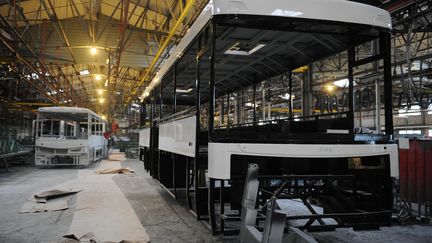 Une usine de bus Carrier d'Alen&ccedil;on (Orne) d&eacute;serte apr&egrave;s l'arr&ecirc;t de la production et le placement de l'entreprise en redressement judiciaire, le 28 janvier 2014. (JEAN-FRANCOIS MONIER / AFP)